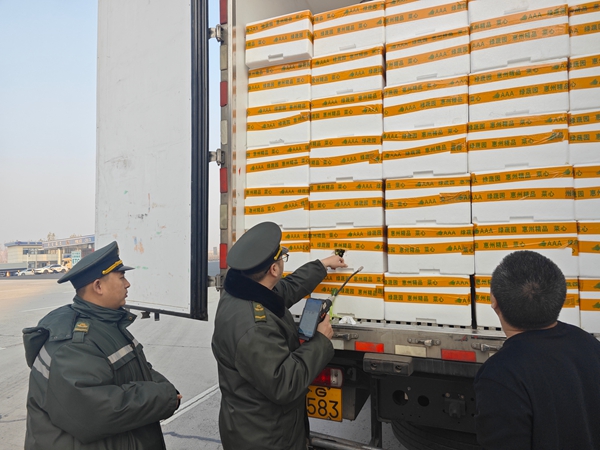 保定站年底多舉措筑牢綠通查驗防線 守護(hù)民生運(yùn)輸通道暢通(霍春曉)_副本.jpg